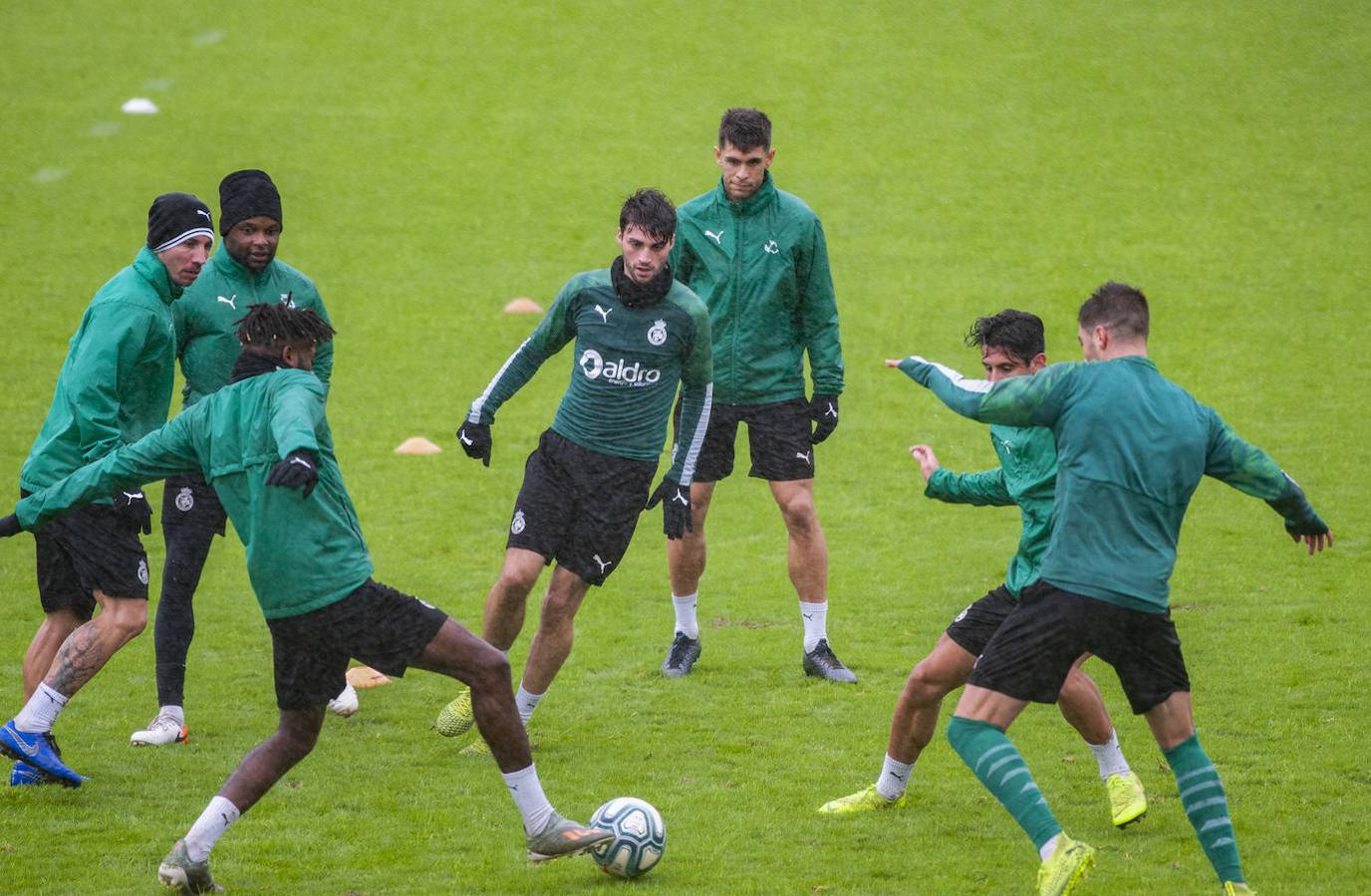 Imagen del entrenamiento del Racing de este lunes en La Albericia, ya sin Iván Ania al frente. 