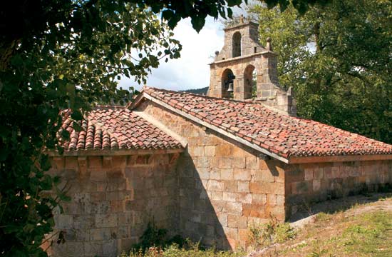 Imagen principal - Iglesia románica de San Julián, en Bustasur. Iglesia de Santa María, ubicada en Arroyo. Restos de la antigua iglesia parroquial de Villanueva, a la que las aguas del pantano del Ebro cubrieron.