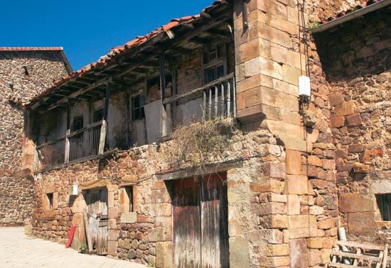 Imagen secundaria 1 - Casa palacio en Santa Maria de Aguayo. Casa popular de San Miguel de Aguayo. Torre de los Ríos.