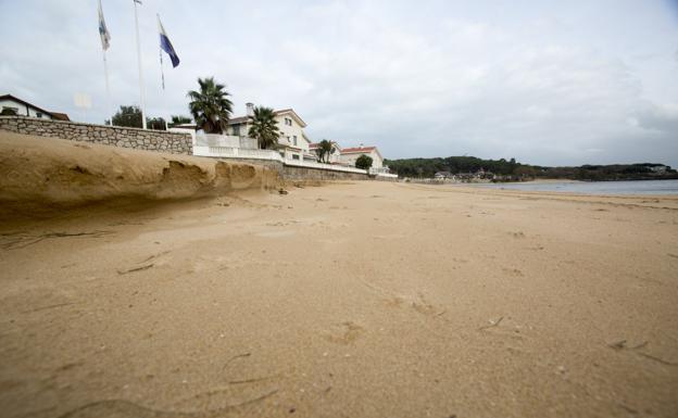 Mordisco de arena que presentaba ayer la playa de La Magdalena. :