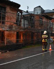 Imagen secundaria 2 - Derrumbe parcial de un edificio de Los Corrales que amenazaba ruina