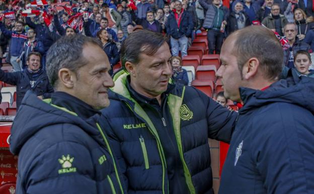 Cristóbal -en el centro- y Javier Manjarín, durante su época en el Alcorcón, saludan al entrenador del Sporting, José alberto. 