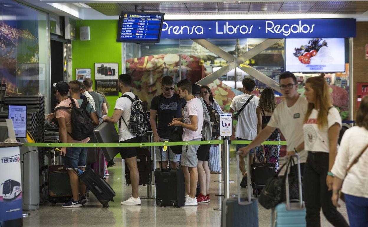 Pasajeros en la terminal del aeropuerto Seve Ballesteros.