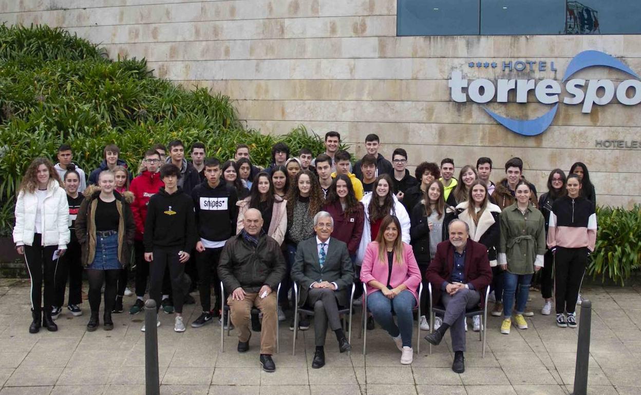 Los estudiantes durante la visita al Hotel Torresport, obra de Siec.