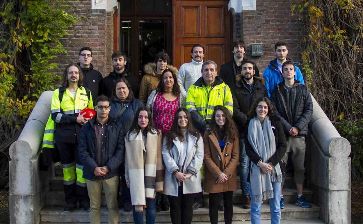 Los estudiantes durante la visita junto a su tutora Guadalupe Mazorra y sus mentores Salvador Asensio y David Diego.