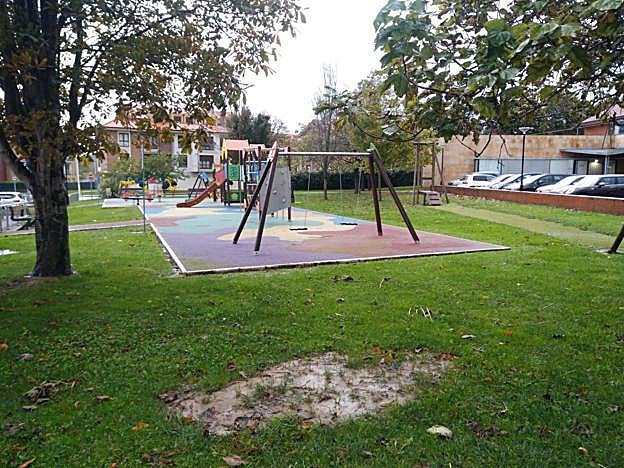 Parque de columpios que se cubrirá próximamente con una partida presupuestaria ya habilitada.