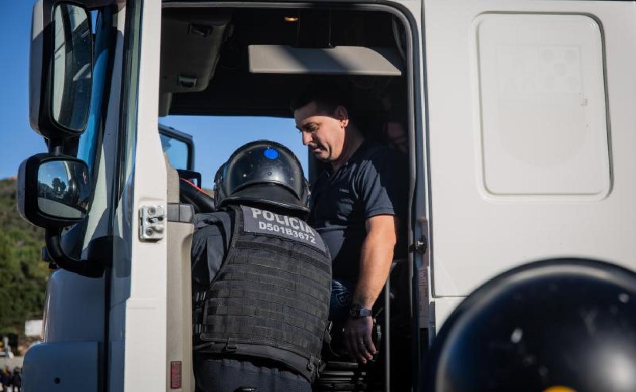 Un agente de los Mossos registra el camión.