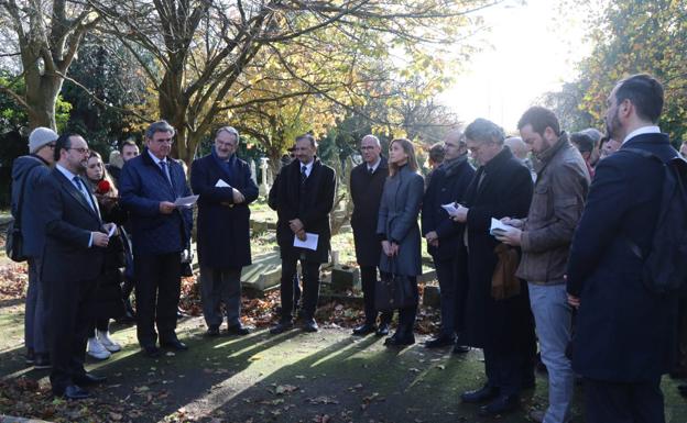 Homenaje en el cementerio londinense de North Sheen a los exiliados españoles.