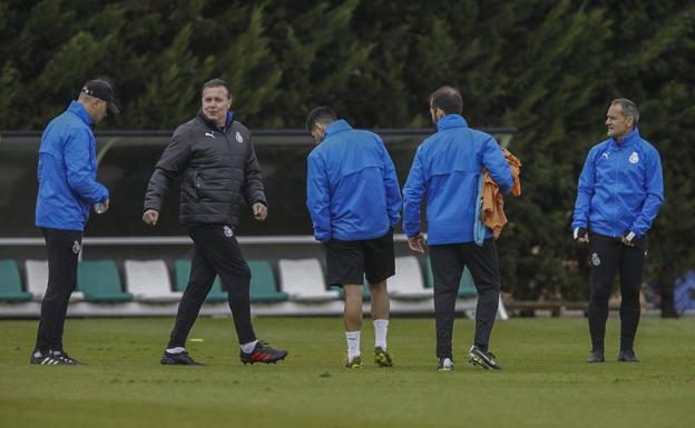 Cristóbal Parralo, esta mañana en las Instalaciones Nando Yosu junto a su cuerpo técnico.