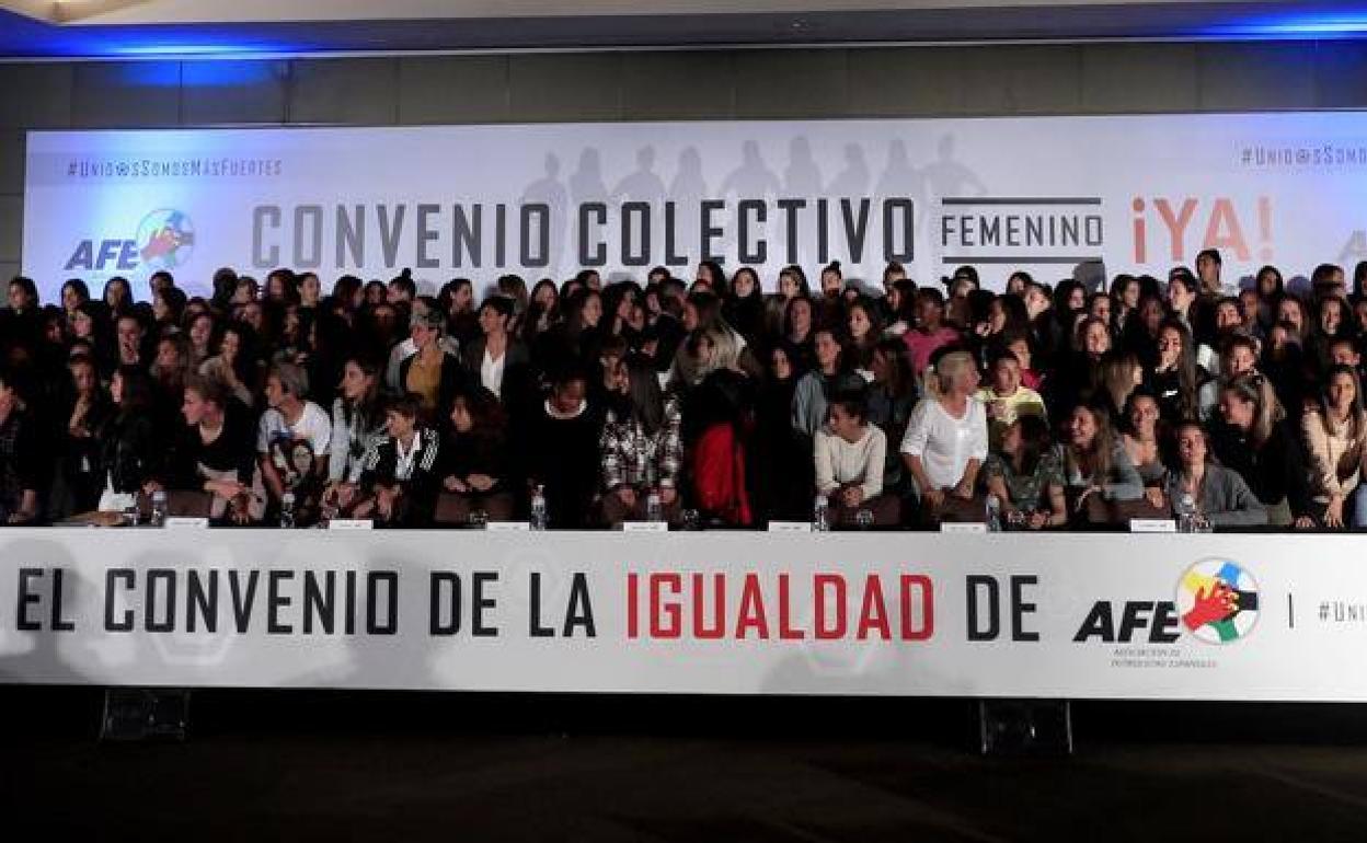 Las futbolistas durante la primera reunión.