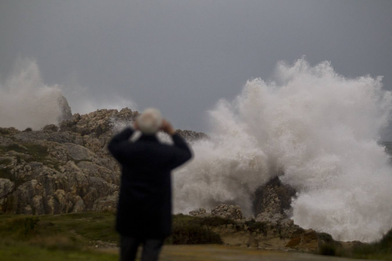 Un ciudadano toma fotos de las olas en La Virgen del Mar