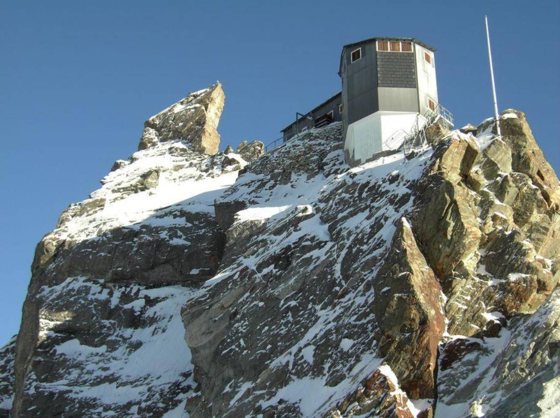 Refugio Bertol (Suiza). Situado a 3.311 metros de altura en el itinerario de la Haute Route Chamonix-Zermatt, desde él no solo se pueden ver algunos de los picos y cumbres más importantes de la zona, sino que también es posible contemplar el Glaciar del Mont Miné y el Glaciar de Bertol. A lo largo de los años ha experimentado varias remodelaciones para ampliar su número de plazas. Su precio por noche es de 45 euros.