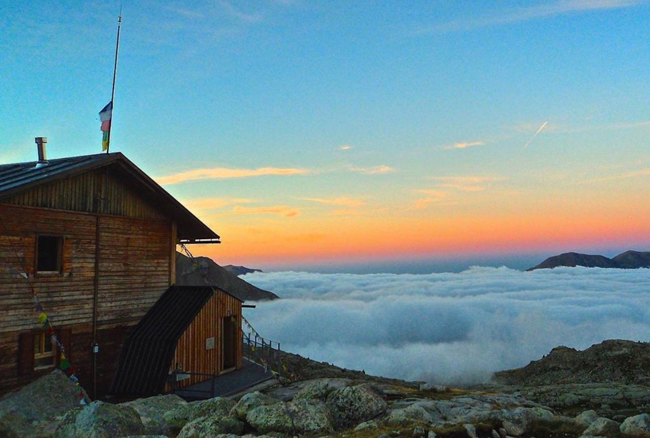 Refugio de Colomina (Lleida). Si dormir a 2.425 metros de altura no te asusta, sin duda este es tu refugio. El refugio de Colomina está situado en pleno pirineo catalán, al sur del Encantats y dentro de la zona periférica del Parque Nacional de Aigüestortes i Estany de Sant Maurici. Una zona que destaca por sus 24 lagos y por esa amplitud y gran belleza de su paisaje montañoso. Su precio con desayuno incluido es de 27 euros.