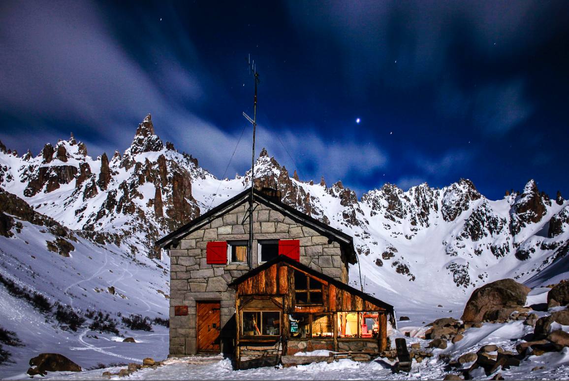 Refugio Frey (Argentina). Está situado a los pies de la Aguja Frey, en el cerro Catedral de Bariloche (Argentina) y a 1.700 metros de altura sobre el nivel del mar. El refugio es uno de los más pintorescos de la región y una verdadera obra maestra del tallado del granito. Su interior es de madera y puede albergar a 40 personas. Desde él es posible hacer numerosas excursiones, además de contemplar la panorámica del Pico Bara y del amplio paisaje que lo rodea y todo por 12 euros la noche.