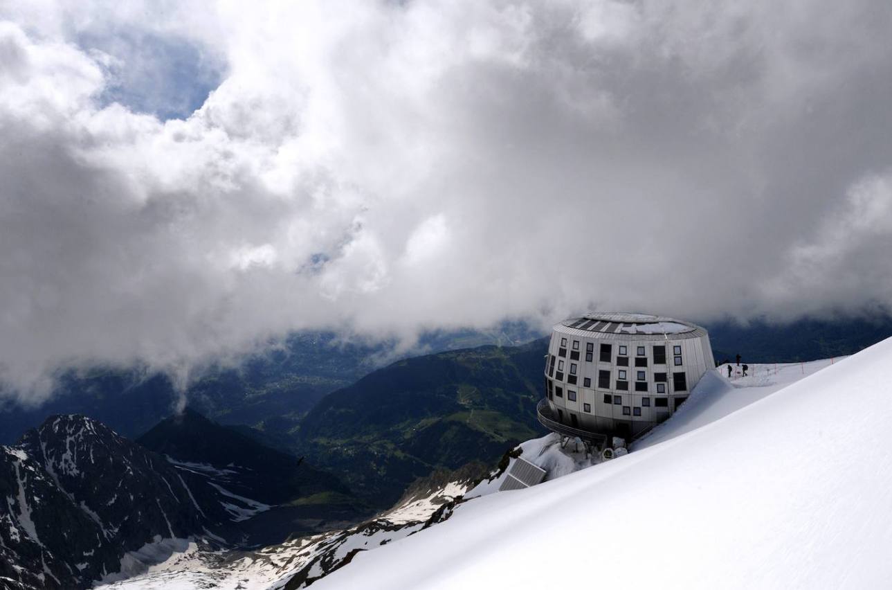 Refugio de Goûter (Francia). Si viajas a los Alpes, es probable que desees contemplar o subir a una de las cumbres más icónicas, el Mont Blanc. Si te decides a ello, una de las vías más conocidas para los montañeros es la ruta Goûter, allí nos podremos encontrar este imponente y moderno refugio situado a 3.835 metros de altitud. Un refugio imponente que puede alojar a 160 alpinistas y que además cuenta con los últimos avances a nivel de sostenibilidad, tecnología y utilización de las energías renovables. Su precio, 65 euros por noche y persona.