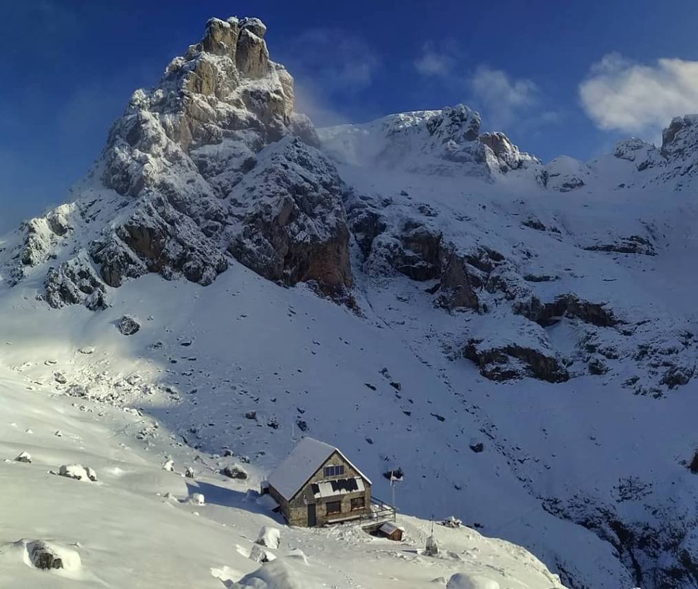 Refugio de Collado Jermoso (León). En el refugio de Collado Jermoso encontramos una de las mejores vistas de los Picos de Europa. Situado sobre la canal de La Sotín y bajo las principales Torres del sector del Llambrión, a 2.064 metros de altitud y en un lugar clave para disfrutar del valle de Valdeón. Desde él también es posible disfrutar de los mejores atardeceres sobre Torre Santa. Todo un lujo por menos de 14 euros la noche.