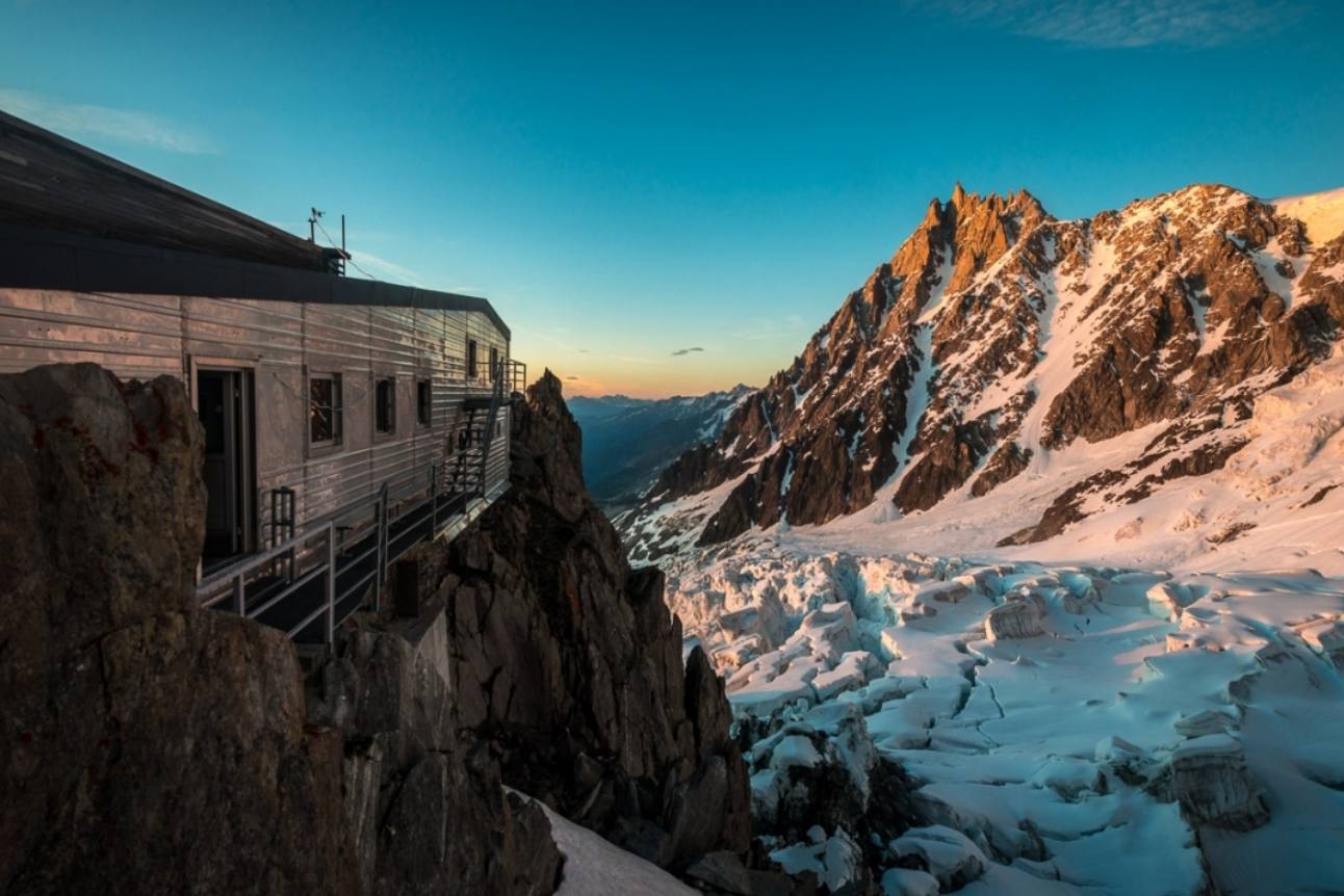 Grands Mulets (Francia). Este es un refugio de montaña situado en el macizo de Mont Blanc, en pleno corazón de los Alpes franceses y a una altitud de 3.051 metros de altura. El invierno es la época del año en la que más afluencia hay, ya que es cuando los esquiadores prueban la nieve de estas montañas del oeste de Europa. Su precio por persona es de 26,50 euros.