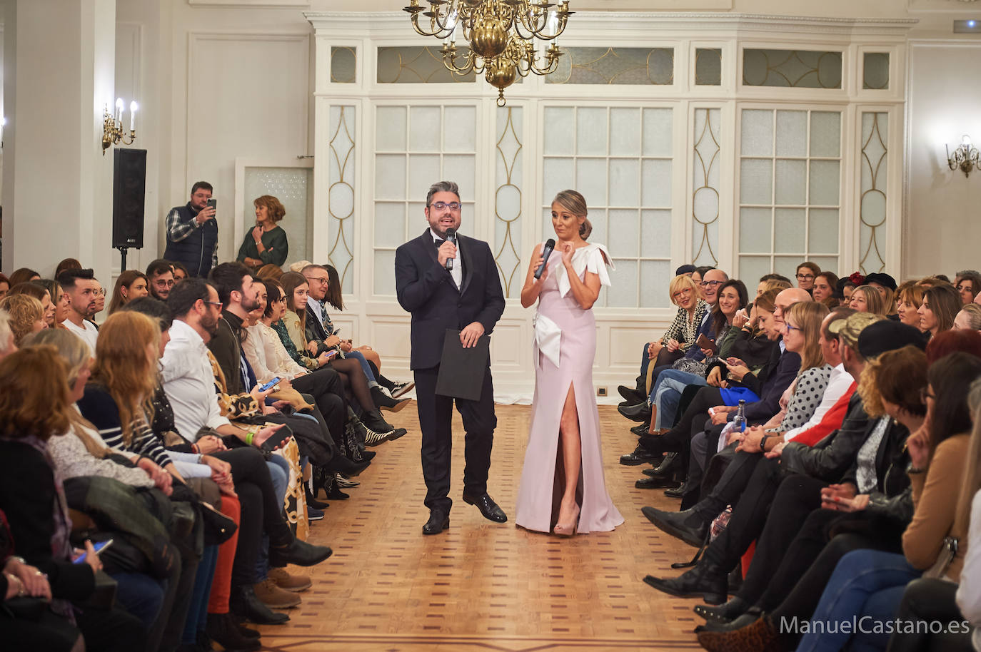 El Hotel Real acogió un aplaudido desfile nupcial de Alma de Boda y Peluquería Montserrat Núñez con Rosa Benito como madrina.