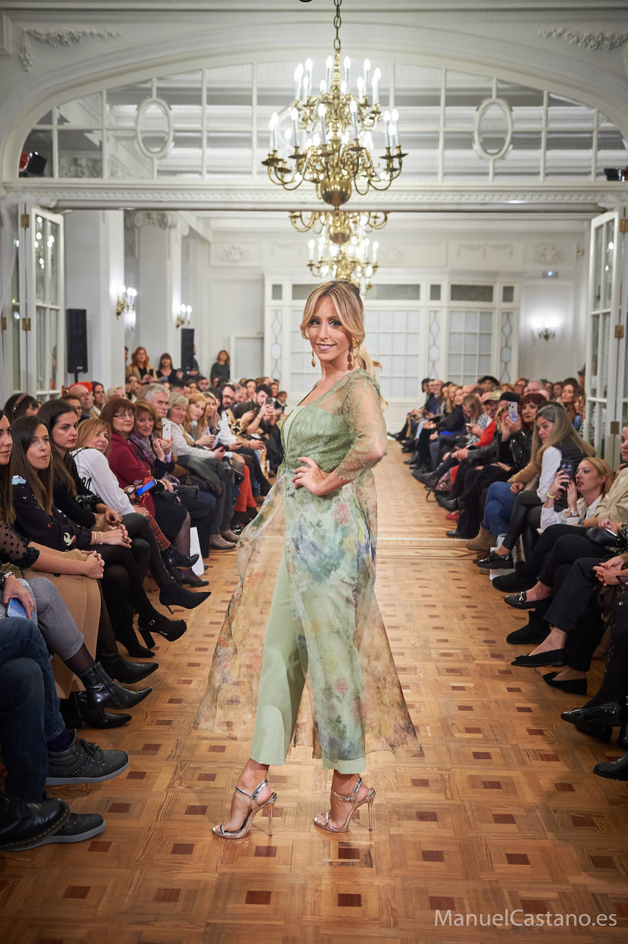 El Hotel Real acogió un aplaudido desfile nupcial de Alma de Boda y Peluquería Montserrat Núñez con Rosa Benito como madrina.