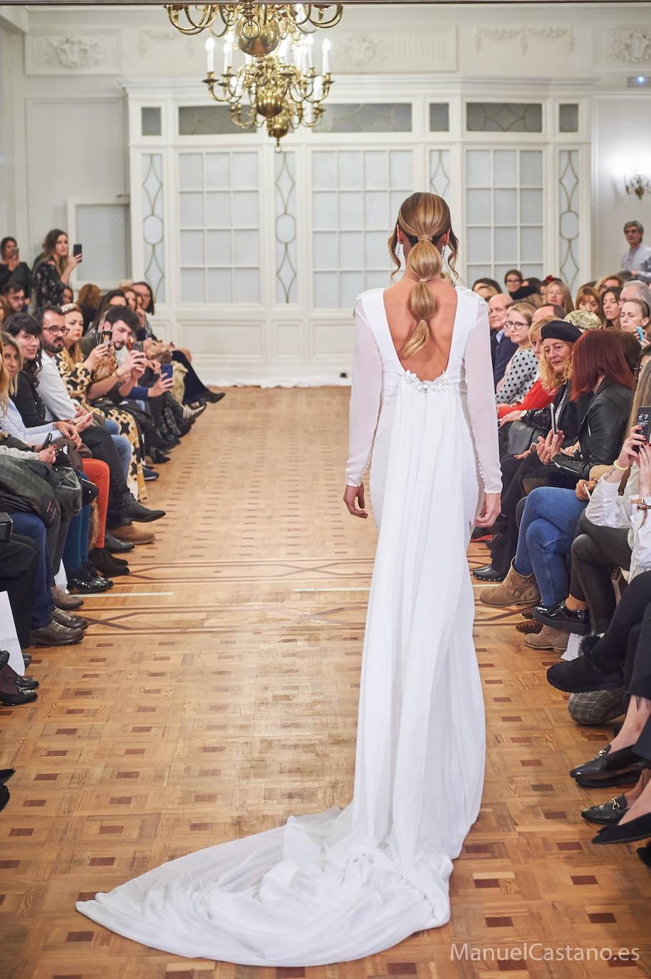 El Hotel Real acogió un aplaudido desfile nupcial de Alma de Boda y Peluquería Montserrat Núñez con Rosa Benito como madrina.