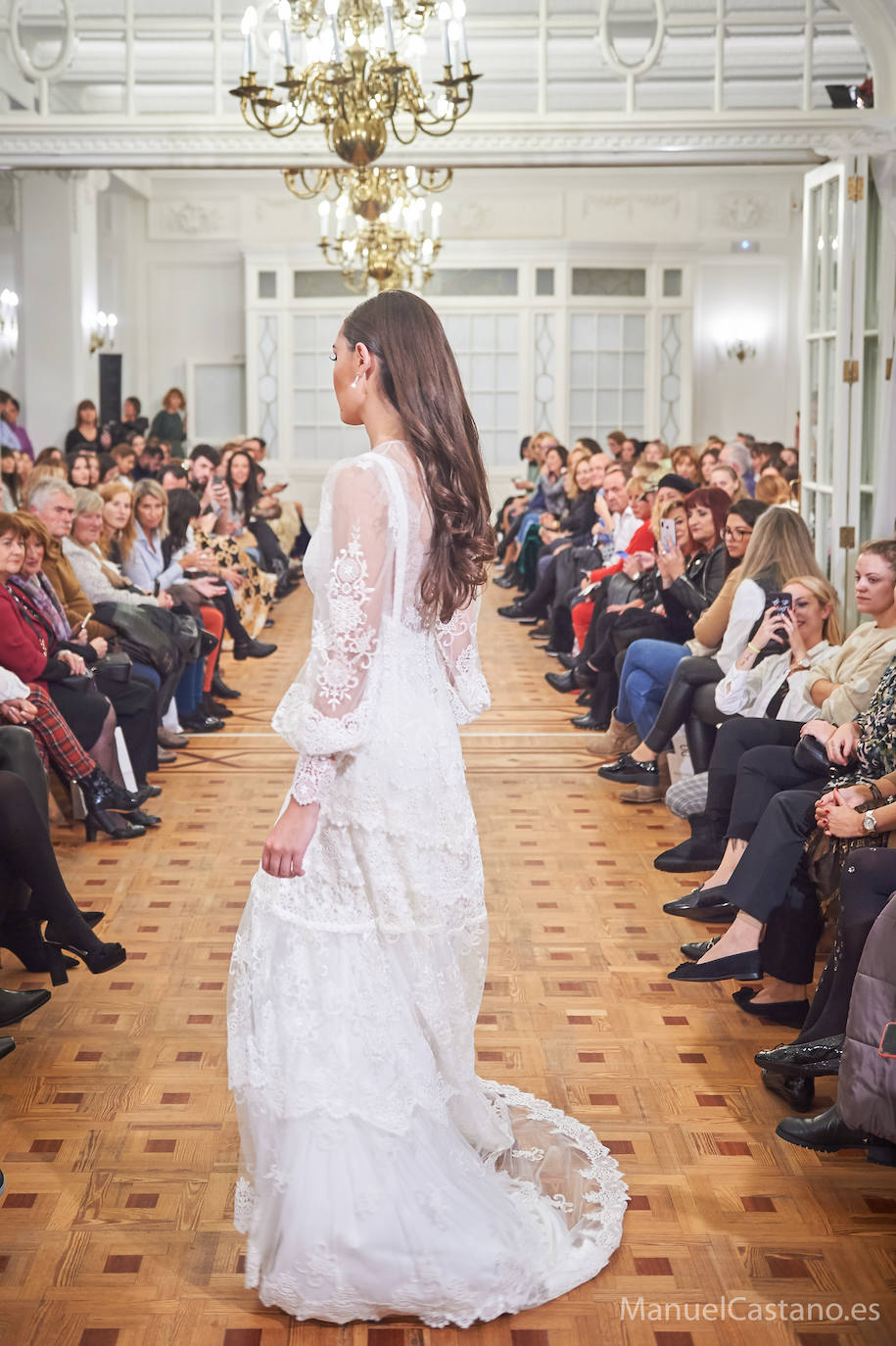 El Hotel Real acogió un aplaudido desfile nupcial de Alma de Boda y Peluquería Montserrat Núñez con Rosa Benito como madrina.