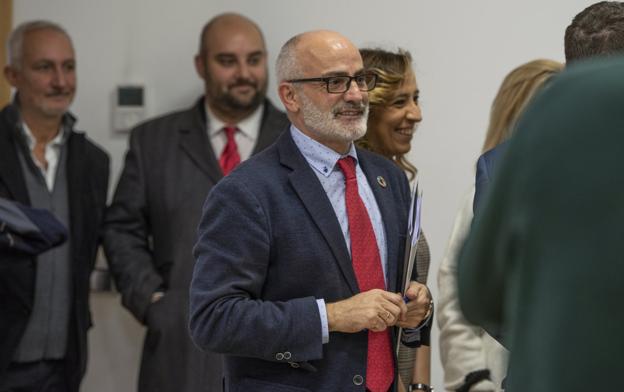 El consejero de Sanidad, Miguel Rodríguez, junto a miembros de su equipo, a su llegada ayer a la presentación de Presupuestos. :: maría gil