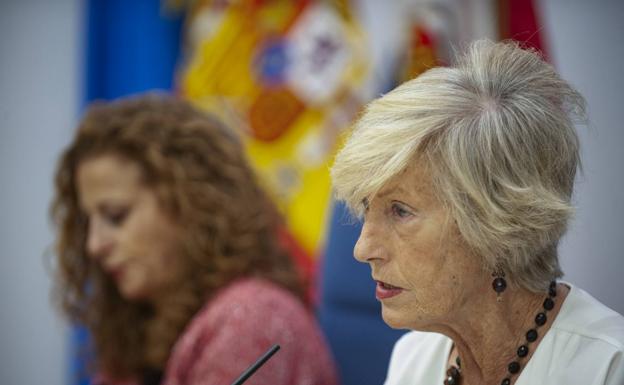 La consejera Marina Lombó, en primer término, y la secretaria general de la Consejería, Florentina Alonso. 