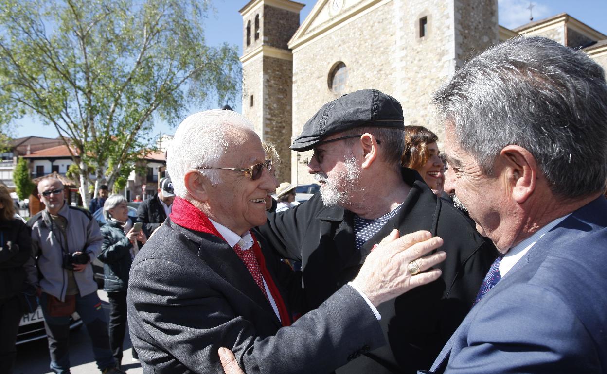 El padre Ángel y Silvio Rodríguez se saludan en presencia de Miguel Ángel Revilla.