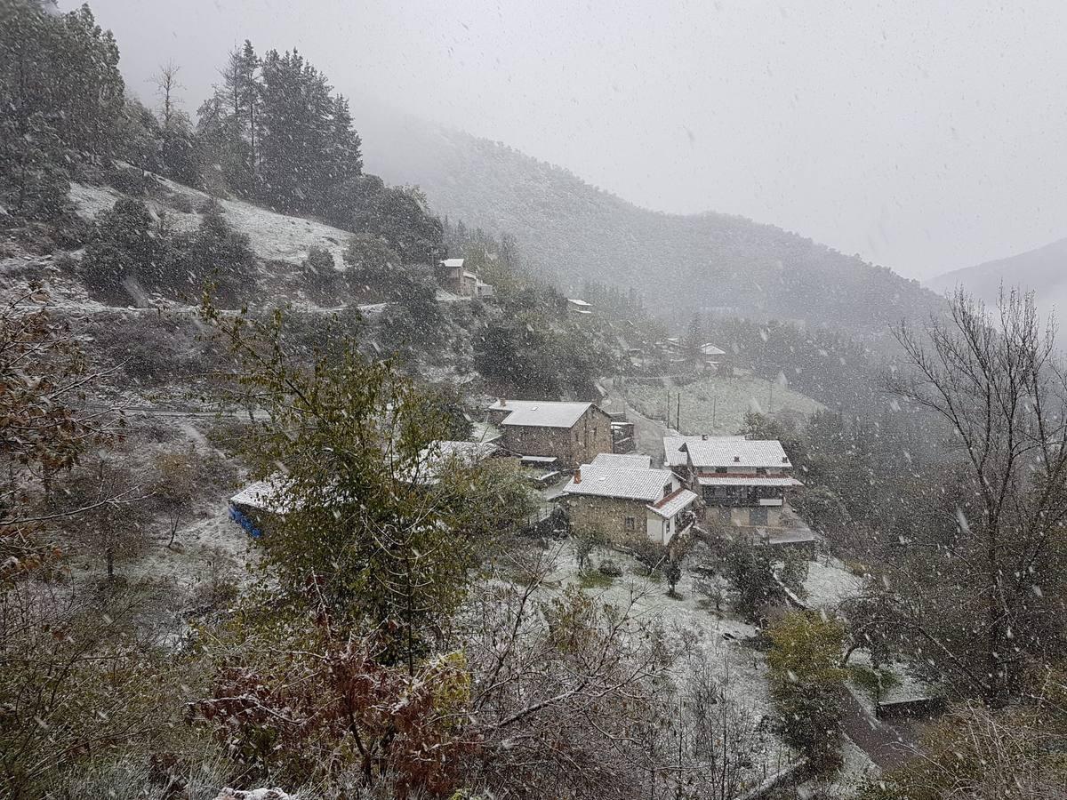 El sur de Cantabria esta cubierto de nieve, mientras el granizo, el agua y el frío llegan a todos los rincones