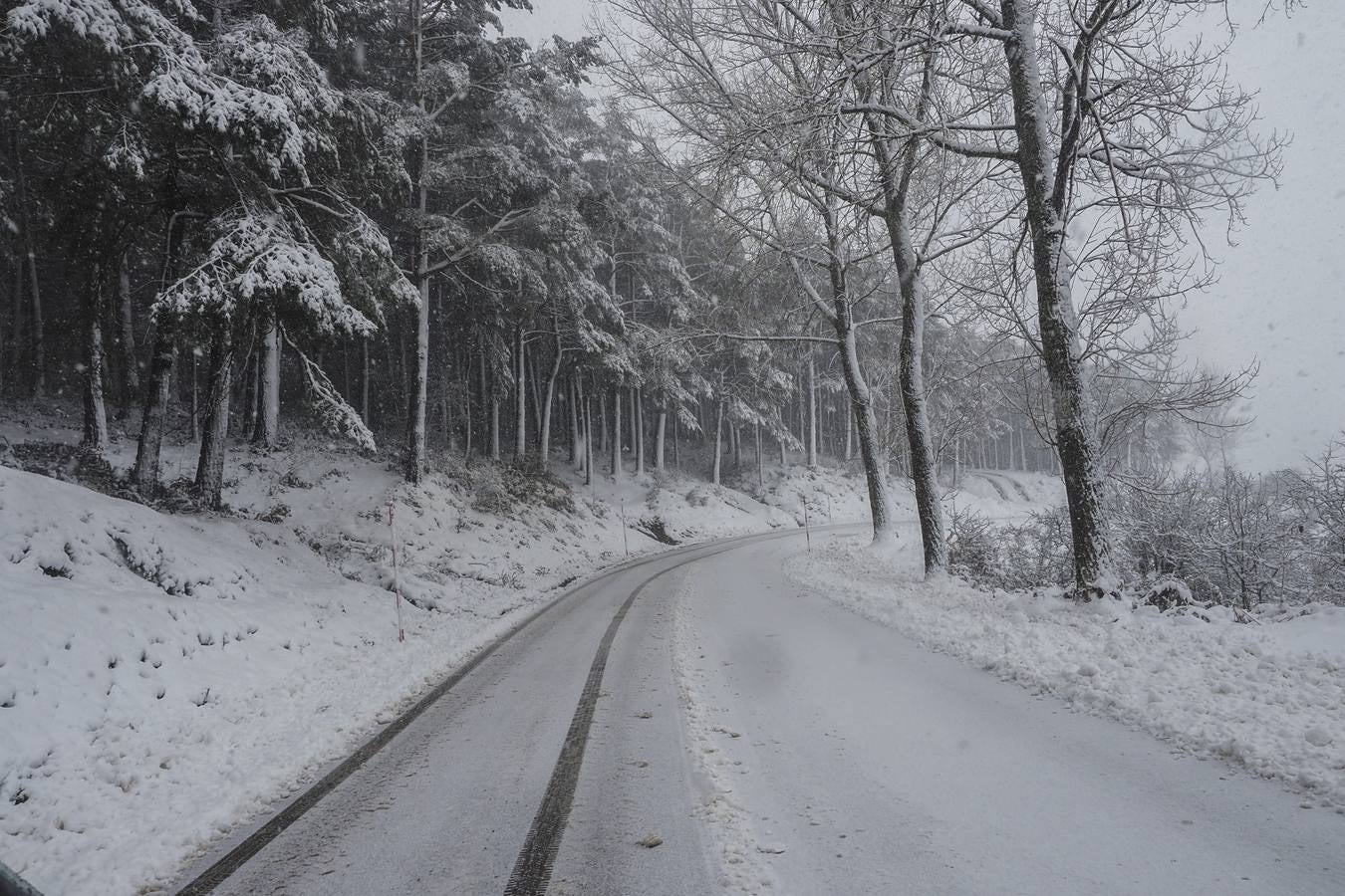 El sur de Cantabria esta cubierto de nieve, mientras el granizo, el agua y el frío llegan a todos los rincones