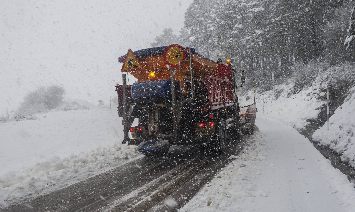 El sur de Cantabria esta cubierto de nieve, mientras el granizo, el agua y el frío llegan a todos los rincones