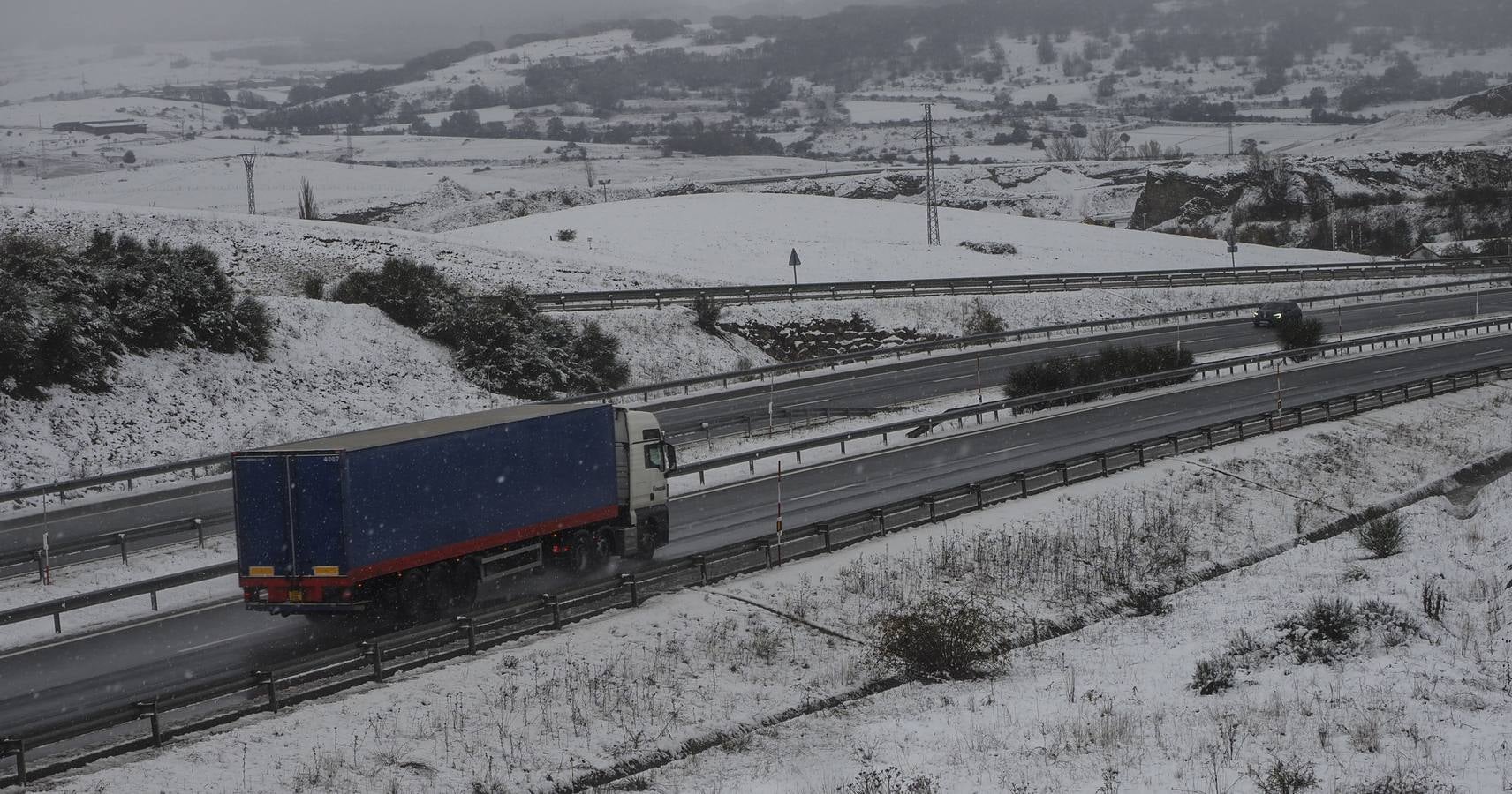 El sur de Cantabria esta cubierto de nieve, mientras el granizo, el agua y el frío llegan a todos los rincones