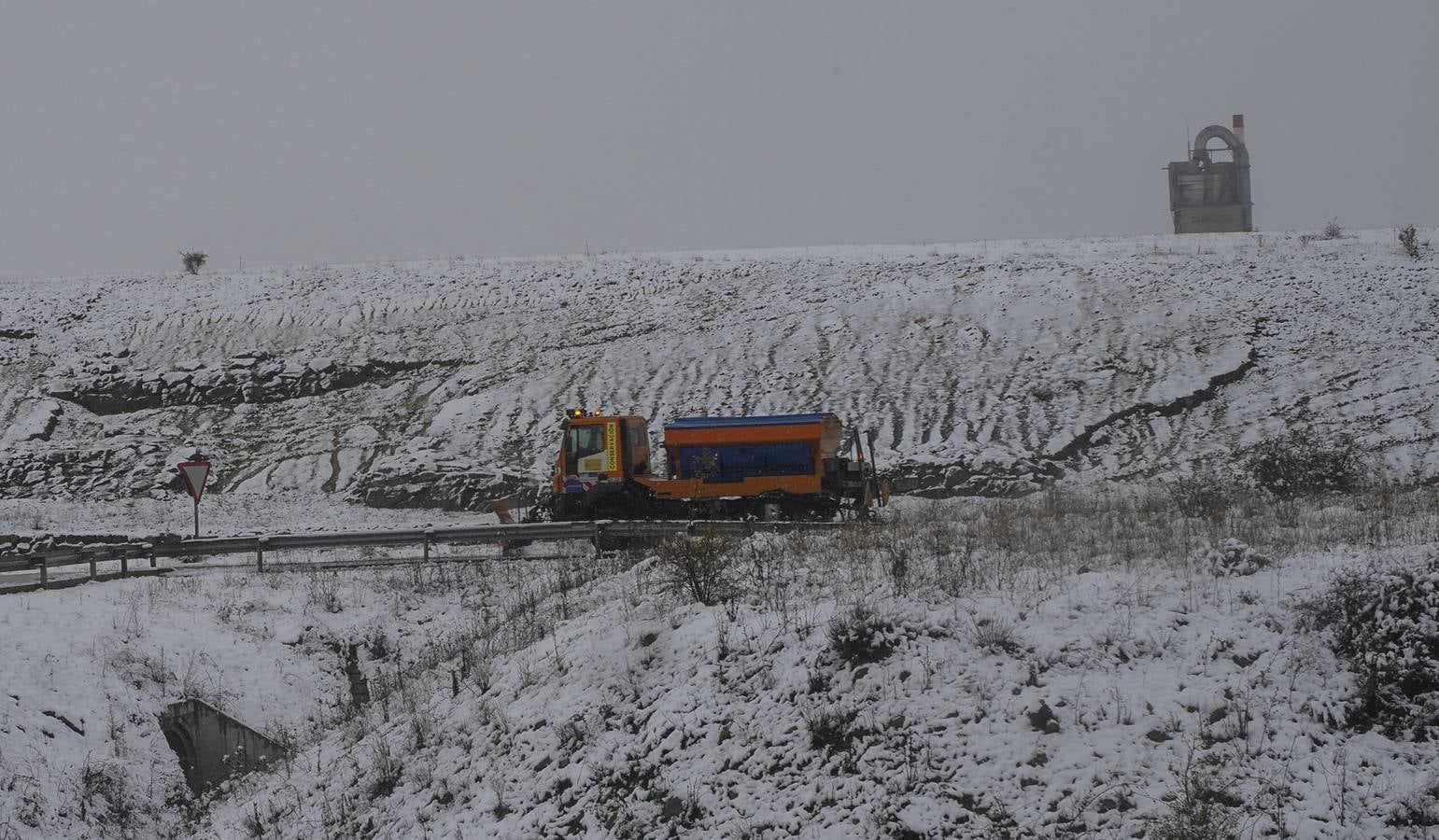 El sur de Cantabria esta cubierto de nieve, mientras el granizo, el agua y el frío llegan a todos los rincones