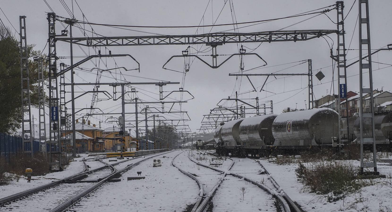 El sur de Cantabria esta cubierto de nieve, mientras el granizo, el agua y el frío llegan a todos los rincones