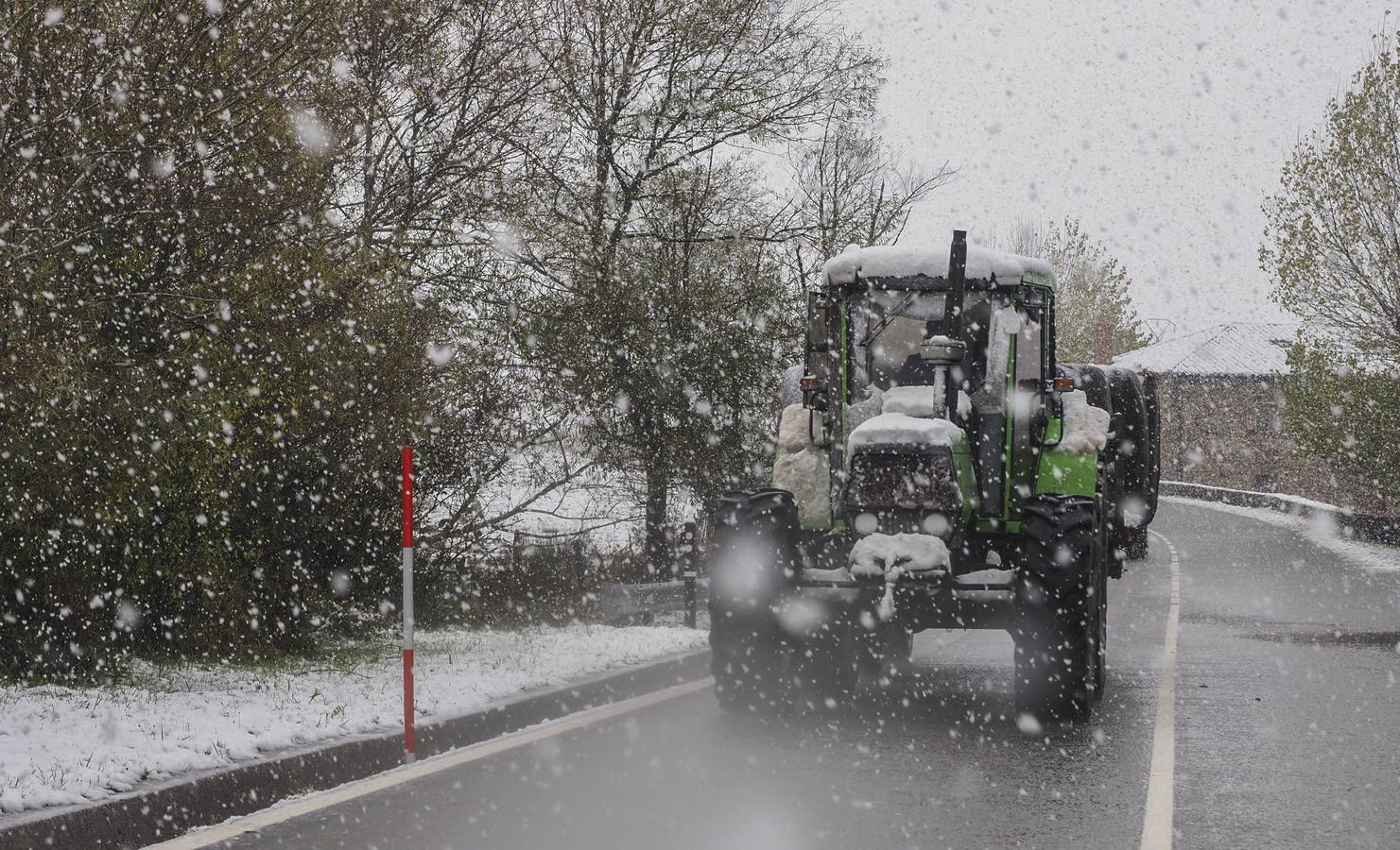 El sur de Cantabria esta cubierto de nieve, mientras el granizo, el agua y el frío llegan a todos los rincones