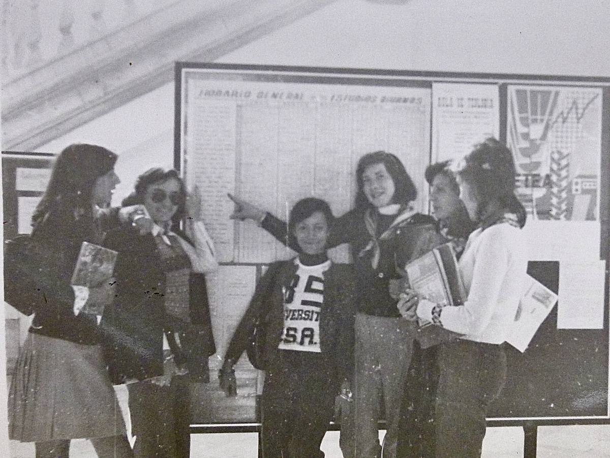 Curso 1973-74, alumnas de C.O.U. al inicio de las clases