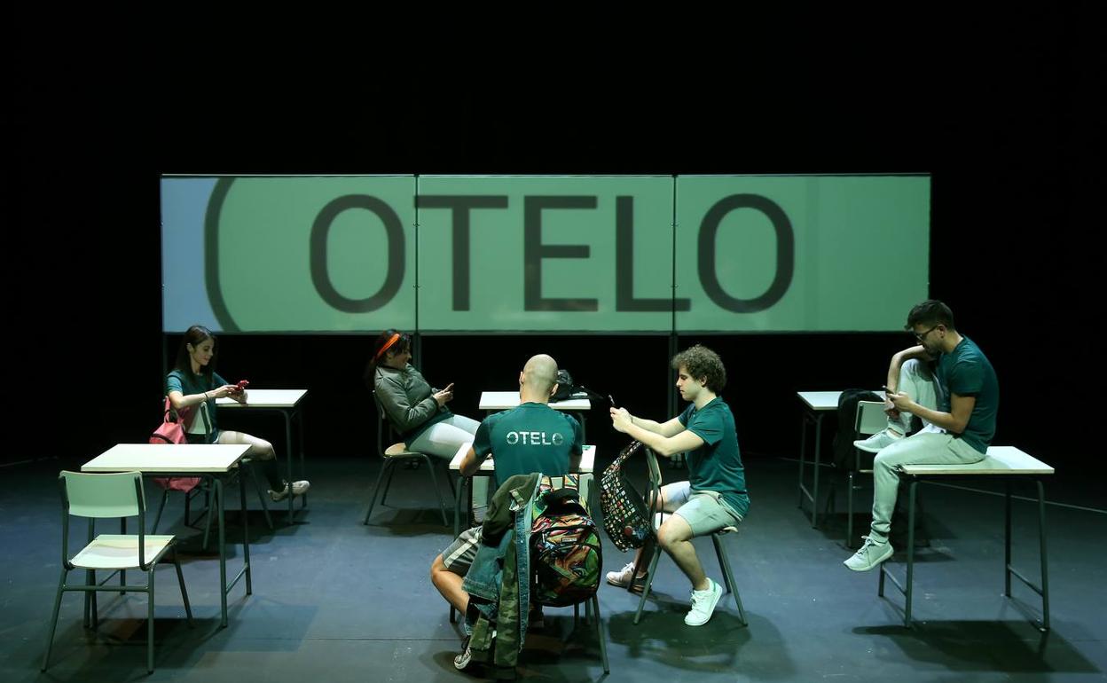 Una escena de 'Otelo#ENLARED', una obra de El Aedo Teatro que se representa este fin de semana en Santander. :