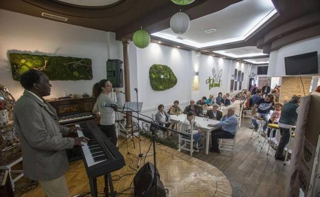 El veterano pianista Hermes de la Torre, durante una de estas sesiones en el santanderino bar Tal Cual. 