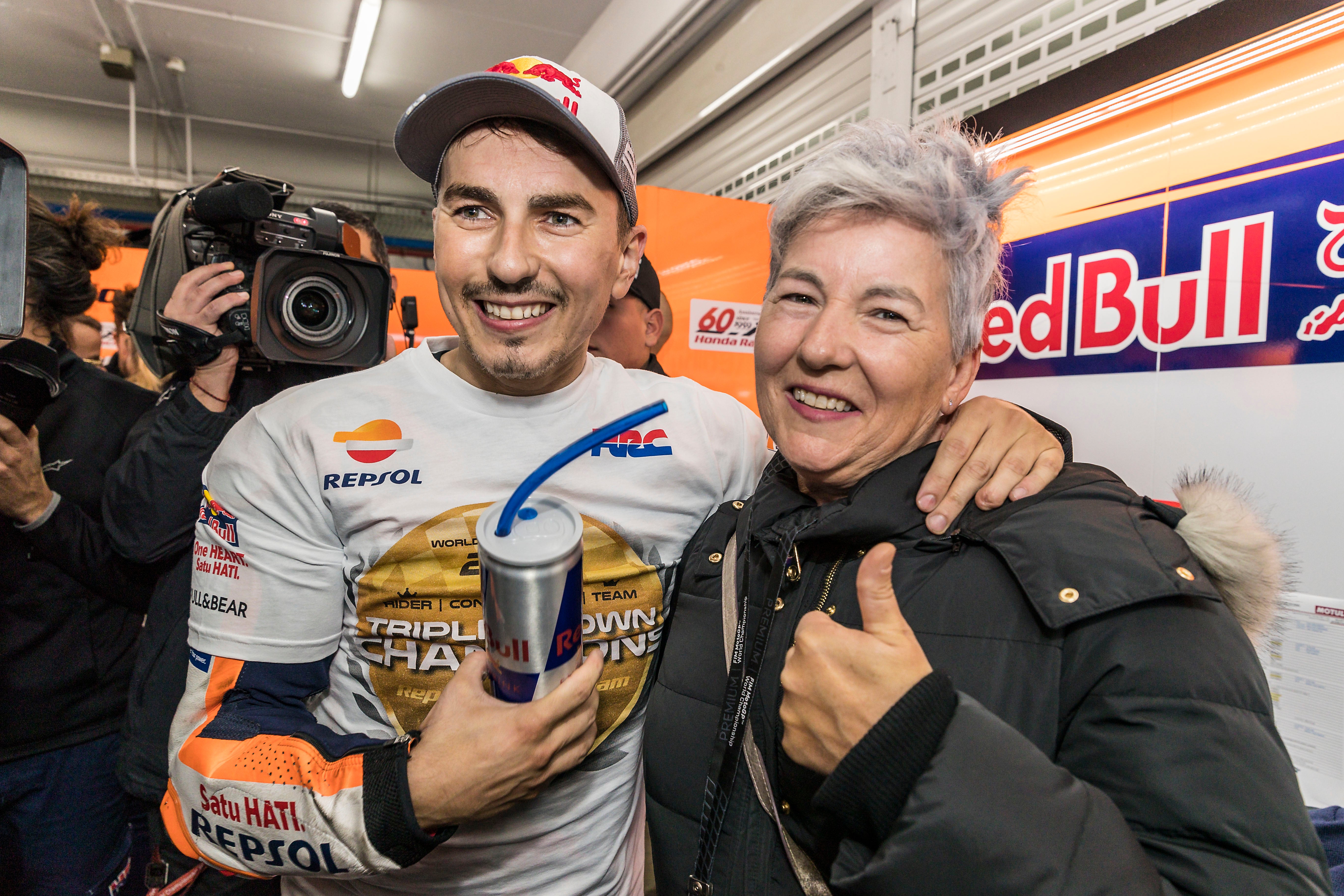 Jorge Lorenzo celebrando con el equipo Repsol Honda la Triple Corona en Moto GP