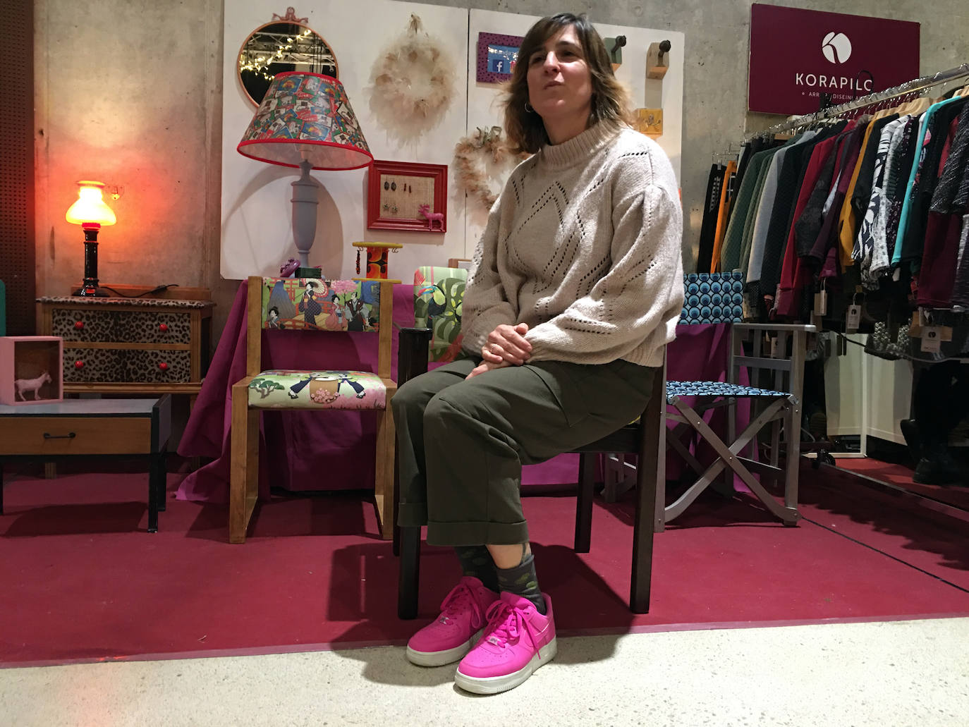 Sonia Hernández, restauradora de muebles en Facunda 73. Portugalete. "En mis looks de otoño quiero que prime la comodidad. Me gusta mezclar y poner un toque de color como con las zapatillas rosas, algo que destaque. No me olvido de los jerseys gorditos de punto y me gustan mucho las bufandas y cuellos". 