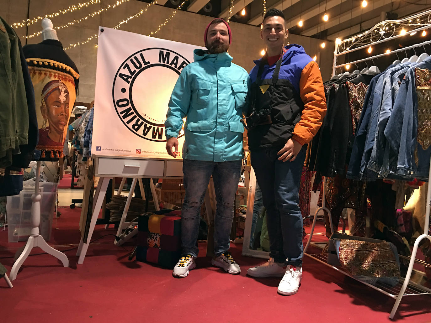 Cristian González Beraza (izquierda de la imagen). Santander. "En otoño y siempre visto muy de sport, en chandal y con gorros siempre". También apostaba por la barba casi como un complemento más. Su amigo Mauro Fuentes Bálsamo, de Canarias, pero residente en Torrelavega. "Me gusta vestir retro, con muchos colores. Y soy muy de botas".