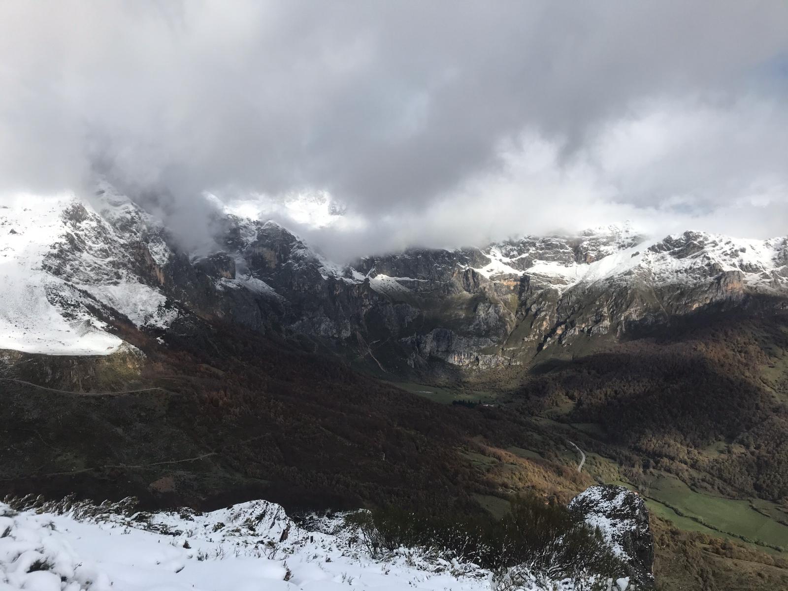 El frío y la nieve han dejado preciosas estampas en el parque nacional, un espacio de extraordinaria belleza en el que se diluyen las fronteras de Asturias, Cantabria y Castilla y León y que supera las 67.000 hectáreas