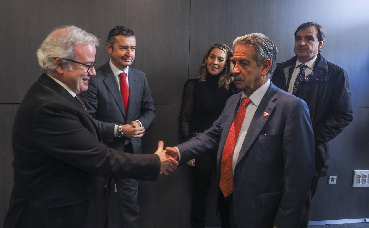 Miguel Ángel Revilla llega al foro Agroalimentario de Cantabria.