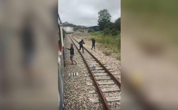 Una persona que iba en el tren grabó a los grafiteros pintando el 'Transcantábrico Gran Lujo' en Unquera.