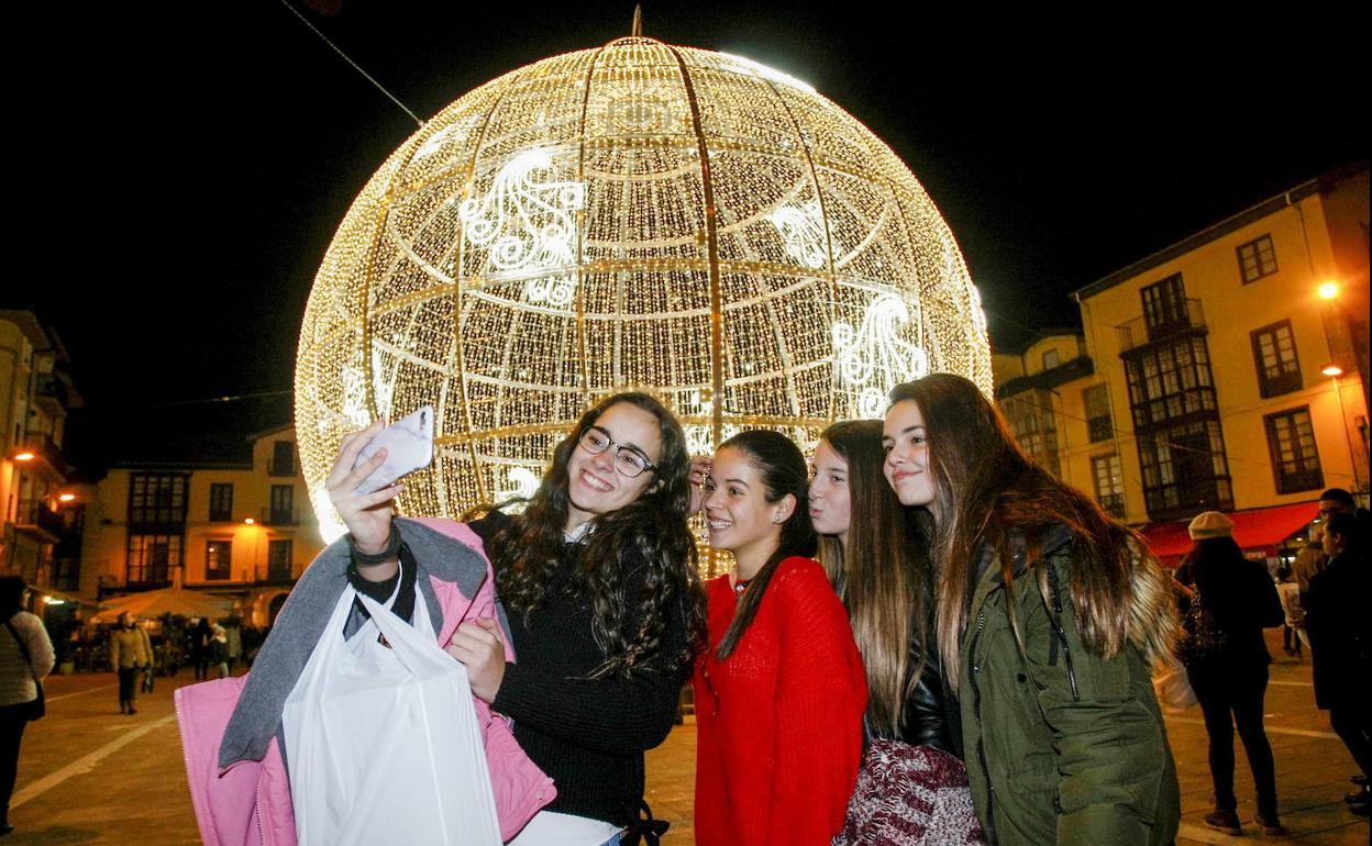 Imagen de la polémica bola que durante una Navidad iluminó Torrelavega.