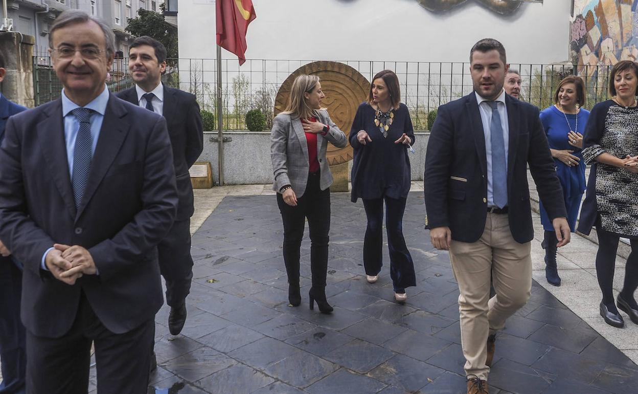 La consejera Paula Fernández, en el centro de la imagen, rodeada de su equipo.