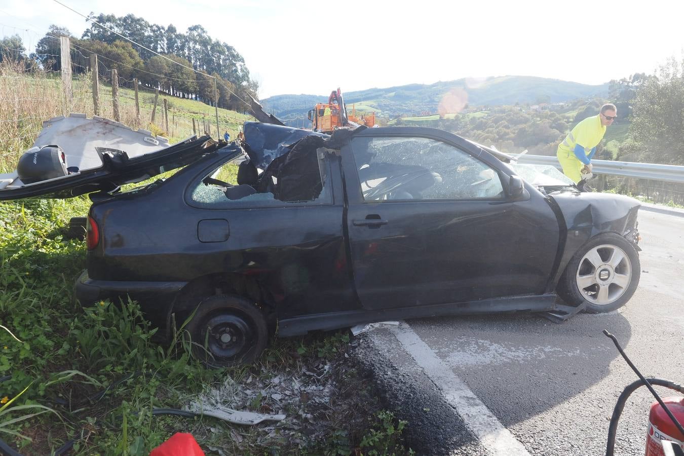 Fotos: Un herido grave tras chocar un camión y un turismo en el alto de Pedroa