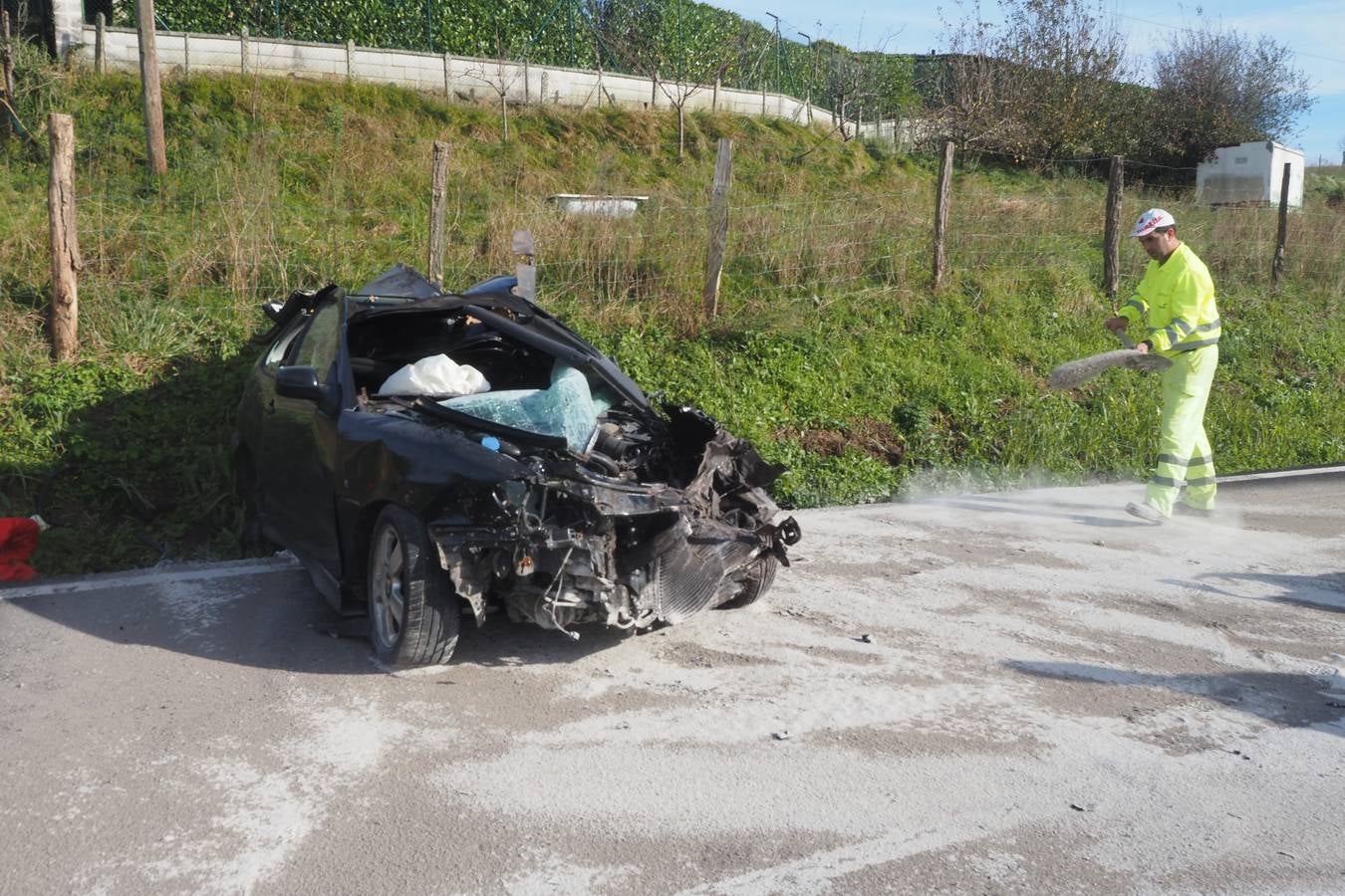 Fotos: Un herido grave tras chocar un camión y un turismo en el alto de Pedroa