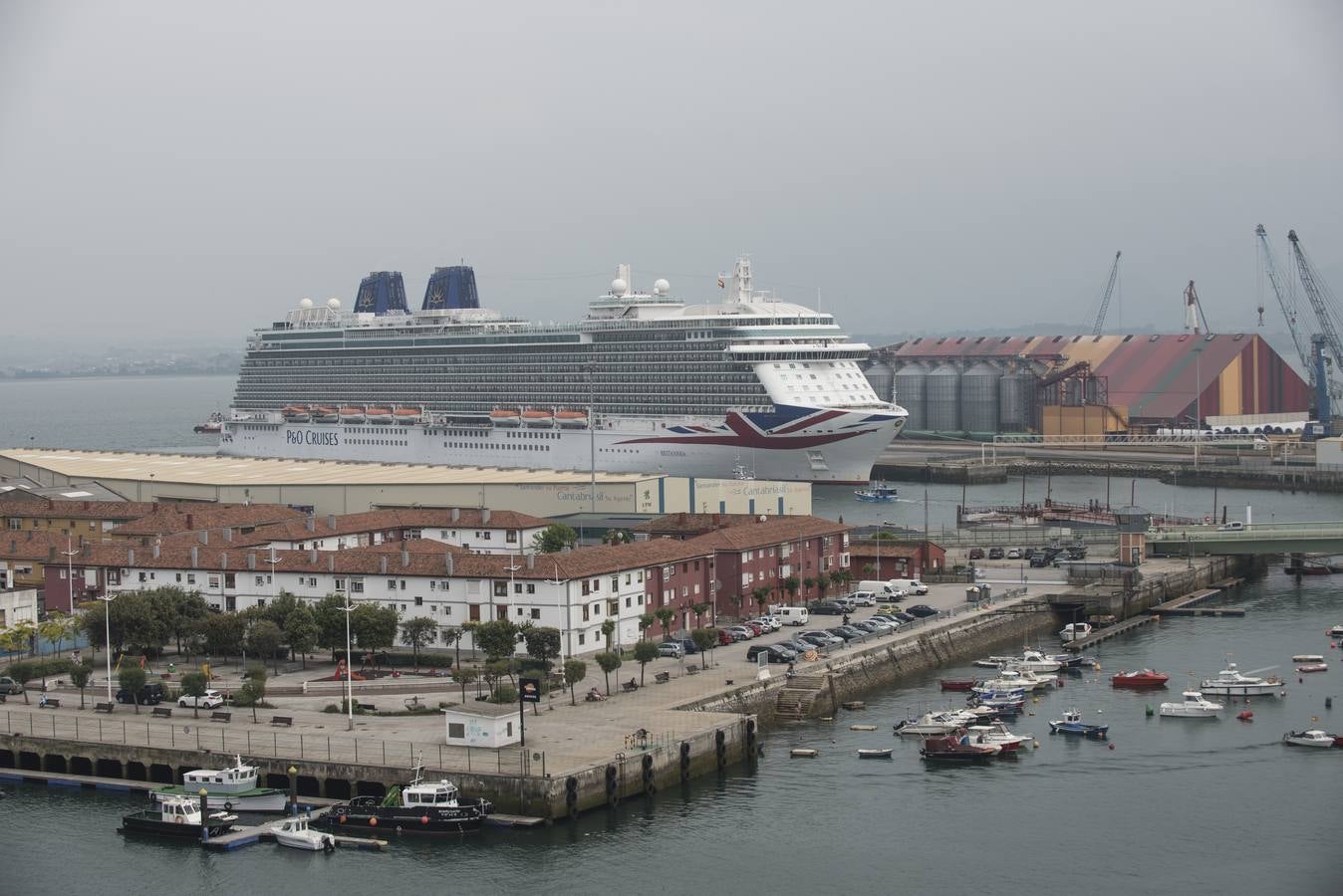 El crucero "Britannia" visita Santander, cuenta con 330 metros de eslora y capacidad para 4.000 pasajeros, siendo su primera escala en la capital cántabra. Santander 24-05-2018