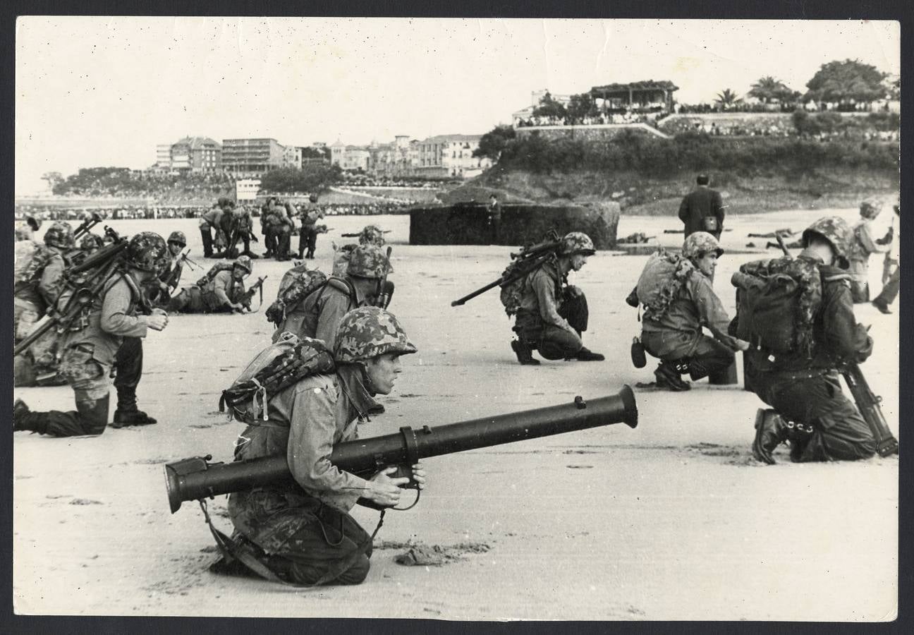 Desembarco en la segunda playa de El Sardinero de Santander durante la II Semana Naval. Colección José Antonio Torcida Santander julio 1968